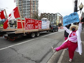 Szenen von Duellprotesten am Samstag in Vancouver.  Einer unterstützte den LKW-Konvoi in Ottawa, der gegen Impfaufträge protestierte, während der andere eine Gegendemonstration war, um zu versuchen, den Konvoi daran zu hindern, vorbeizufahren und den Frieden in Krankenhäusern zu stören.