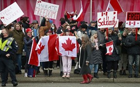 Demonstranten halten Schilder, als sie sich am 5. Februar 2022 in der Burrard Street versammeln.