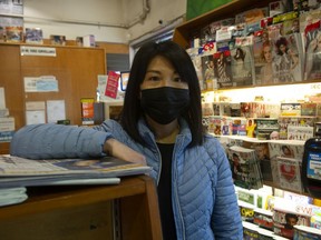 Chia-Ning Chen im Smoke Shop (auch bekannt als The Tuck Shop) ihr Geschäft auf dem Granville Island Market.