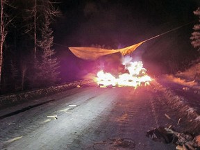 Die Polizei eilte, um Arbeitern von Coastal GasLink zu helfen, die von einer Gruppe von etwa 20 Personen angegriffen worden waren, und sagte, ihr Weg sei durch Sprengfallen blockiert, darunter mehrere Brände.