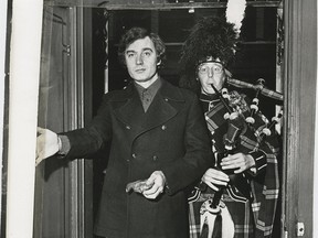 Former Vancouver Sun editor Mike McRanor (L) with a bagpiper, Jan. 6, 1975. Brian Kent/Vancouver Sun