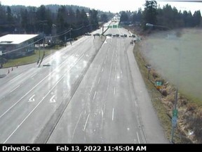 Die Highway-Kamera von Drive BC zeigt eine Reihe von RCMP-Fahrzeugen, die am späten Sonntagmorgen den Zugang zum Grenzübergang Pacific Highway blockieren.