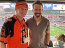 Will Ferrell in Haube und Trikot der BC Lions mit dem Vancouver-Schauspieler Ryan Reynolds beim Super Bowl-Sonntag.  (über Twitter)