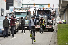 Gegendemonstranten blockieren einen Konvoi, während Trucker und Unterstützer am 5. Februar 2022 in Vancouver, British Columbia, Kanada, weiterhin gegen die Impfmandate gegen die Coronavirus-Krankheit (COVID-19) protestieren.