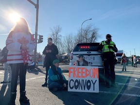 Trommeln, Tanzmusik und Fahnen erfüllten die Luft an der Ecke 176th Street und 8th Avenue, wo RCMP eine Blockade errichtet hatte, die Fahrzeuge daran hinderte, zum Grenzübergang zu gelangen.