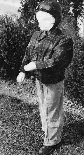Dieses Modell eines der Mordopfer wurde von der Polizei rekonstruiert, die sagt, der Junge sei etwa 6 oder 7 Jahre alt gewesen und habe eine rote Fraser-Tartan-Reißverschlussjacke, einen echten Lederhelm, cremefarbene oder rehbraune Cordhosen getragen.  Der Schuh des Modells ist original mit Plantagensohle aus dem Jahr 1947. Foto vom 15. April 1953
