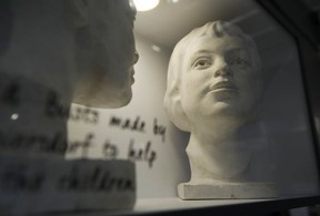 Abgebildet ist eine Büste, die aus den Schädeln zweier Kinder zusammengesetzt wurde, die 1953 im Stanley Park gefunden wurden. Der Fall wurde als Babes-in-the-Wald-Morde bekannt.