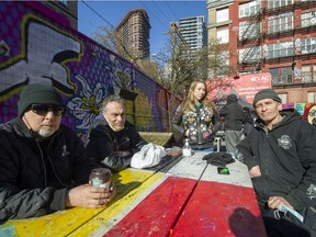 Arbeiter, von links nach rechts: Boy, Jose, Amy und Bruce an einer Überdosierungspräventionsstelle (OPS) bei 99 West Pender in Vancouver, BC, 21. Februar 2022.