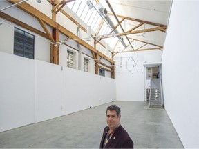 Granville Island réinvente l'espace Emily Carr, le groupe veut un centre artistique 6 Le directeur général de Granville Island, Tom Lancaster, est photographié sur l'ancien site de l'Université d'art et de design Emily Carr.