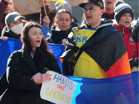 Demonstranten nehmen am 24. Februar 2022 an einer Kundgebung mit der Ukraine gegen die russische Invasion in der Vancouver Art Gallery in Vancouver, BC, teil.