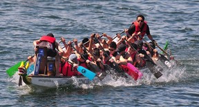 DATEIFOTO: Aktion vom 29. jährlichen Vancouver Dragon Boat Festival in False Creek in Vancouver, BC, 25. Juni 2017.