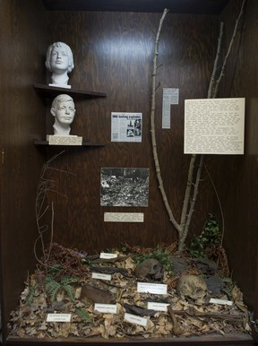 Das Mysterium der Babes in the Woods, die skelettierten Überreste zweier kleiner Jungen, die 1953 im Stanley Park gefunden wurden, wird im Vancouver Police Museum nachgestellt.