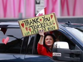 VANCOUVER, C.-B. – 04 FÉVRIER: Une manifestante tient une pancarte alors qu'elle descend la rue Burrard alors que des milliers de personnes se sont rassemblées au centre-ville lors d'une manifestation COVID-19 à Vancouver le 5 février 2022.