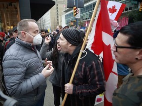 Demonstranten stoßen zusammen, als sich Tausende während einer Demonstration in Vancouver am 5. Februar 2022 in der Innenstadt versammelten.