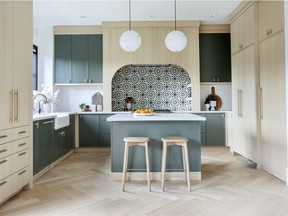 Kitchen with a colourful backsplash and curves by PURE Design.