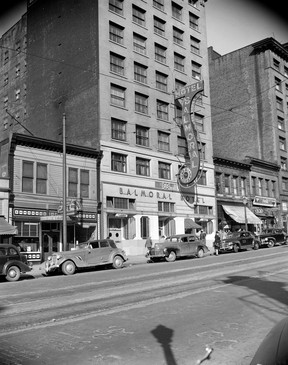Exterior of the Hotel Balmoral, between 1940 and 1948.