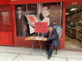 Peter Lau, 77, sammelt Unterschriften für eine Petition gegen Vandalismus und Graffiti in Chinatown.