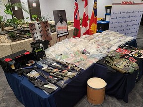 29. März 2022 – Gegenstände, die während der Drogenuntersuchung des Manitoba RCMP mit dem Namen Project Divergent beschlagnahmt wurden.  Die Karte zeigt die internationale Reichweite der groß angelegten Drogenoperationen.