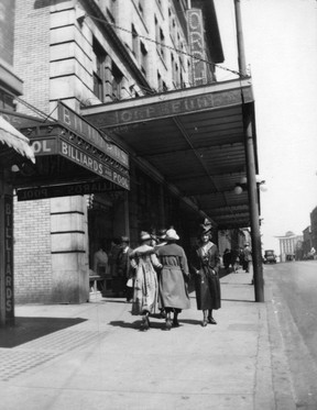 Außenansicht des Orpheum Theatre, 761 Granville, circa 1920. Dies ist das ehemalige Vancouver Opera House, nicht das aktuelle Orpheum Theatre, das 1927 eröffnet wurde. Vancouver Archives AM336-S3-2-: CVA 677-22