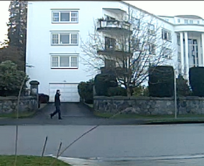 Screenshot eines von der Polizei von Vancouver veröffentlichten Sicherheitsvideos, das einen Mann zeigt, der am 9. Dezember 2021 auf der Südseite der Point Grey Road spaziert.