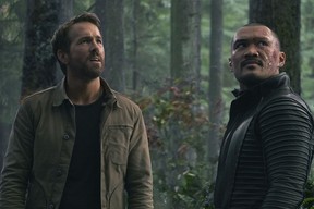 Ryan Reynolds als Big Adam und Alex Mallari Jr. als Christos in einer Waldszene aus The Adam Project.