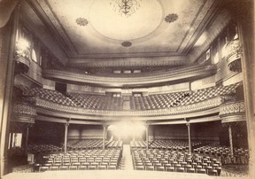 Innenraum des Vancouver Opera House (Granville St.) von der Bühne aus, 1891. Bailey Brothers Foto.  Vancouver Archives AM54-S4-: Bu P8.