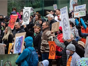 Mitglieder der Nuchatlaht First Nation und ihre Unterstützer versammeln sich am 21. März vor dem Obersten Gericht von BC in Vancouver, bevor ein Fall von indigenen Landansprüchen beginnt.