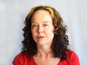 Madeline Sonik, dans Queasy: A Wannabe Writer's Bumpy Journey Through England in the 70's, écrit qu'elle est devenue majeure à partir du moment où elle a quitté Windsor, en Ontario, à 14 ans pour le