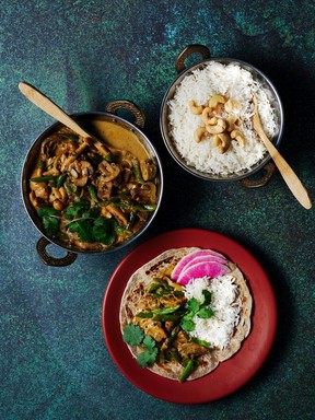 Curry de judías verdes con champiñones: Sirva con arroz o pan plano y coliflor asada como extra.