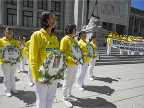 BC Falun Gong-Mitglieder veranstalten oft Proteste in der Stadt, einschließlich stiller Mahnwachen vor dem chinesischen Konsulat in der Granville Street in der Nähe der 16th Avenue.