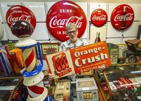 Mad Picker Wayne Really has an orange crash sign, the best-selling item at the March 1st auction. The hammer was priced at $ 6,100 and after the fee was $ 7,808.