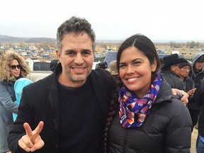 Schauspieler und Aktivist Mark Ruffalo mit der indigenen Anwältin Tara Houska bei einem Pipeline-Protest in North Dakota im Jahr 2016.