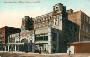 Scan einer Vintage-Postkarte aus der Sammlung des Victoria-Sammlers Richard Moulton.  Dies ist das alte Opernhaus von Vancouver.