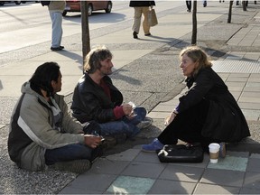 Judy Graves, die frühere Fürsprecherin der Stadt für Obdachlose, spricht mit den Obdachlosen Smiley (links) und Dave am Broadway in Vancouver im Jahr 2011.