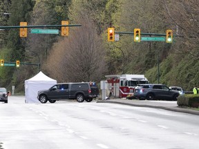 Una persona en un vehículo murió cuando un árbol cayó sobre Marine Way en el sur de Vancouver el martes 12 de abril de 2022 por la tarde.