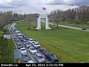 Bilder von Drive BC von Grenzaufstellungen am Grenzübergang Peace Arch am 15. April 2202.