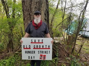 Howard Breen, 68 aus Nanaimo, befindet sich im Hungerstreik und nimmt seit Donnerstag keine Flüssigkeiten mehr, bis er ein öffentliches Treffen mit dem Forstminister bekommt.  Er ist Teil der Aktivistengruppe Save Old Growth, die der Abholzung der alten Wälder BCs ein Ende setzen will.