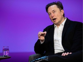 Dieses von TED Conferences veröffentlichte Handout-Bild zeigt Tesla-Chef Elon Musk während eines Interviews mit TED-Chef Chris Anderson (nicht im Bild) auf der Konferenz TED2022: A New Era in Vancouver, Kanada, am 14. April 2022.