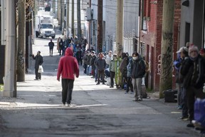 Oamenii s-au aliniat în jurul blocului sâmbătă pentru a primi o masă de Paște la Misiunea Union Gospel din Vancouver.