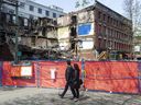 Der Abriss des Winters Hotels, das am 11. April bei einem Brand zerstört wurde, wurde gestoppt, nachdem am Freitag zwei Leichen in den Trümmern gefunden worden waren.  Polizei und Gerichtsmediziner ermitteln weiter.