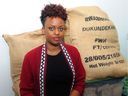 Nadine Umutoni, sobreviviente del genocidio de Ruanda, con sus granos de café tostados localmente, en Vancouver el 5 de abril.