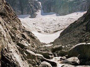 Der Coquitlam-Gletscher, abgebildet im Jahr 2006. Das Grundgestein ist in der linken Mitte des Gletschers nicht so freigelegt.