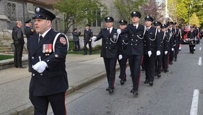 Line of Duty Death Memorial für Captain Steve Letourneau kommt am 14. April 2022 in der St. Andrew's Wesley United Church in Vancouver, BC, an. NICK PROCAYLO/PNG