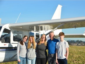 Los portadores: Sydney (izquierda), Samantha, Michelle, Ian y Chris.  Foto: Ian Porter