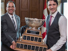 David Sidoo posierte mit Justin Trudeau im Jahr 2016 während des Meet-and-Greet der UBC Thunderbirds mit dem Premierminister nach dem Gewinn der Vanier Cup-Meisterschaft 2015 der Fußballmannschaft.  Sidoo ist ein ehemaliger UBC-Spieler und Geldgeber des Fußballprogramms.