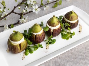 Figues farcies au mascarpone, miel et poivre noir.