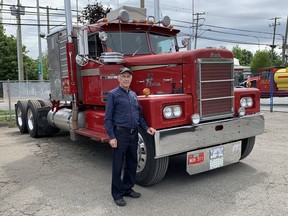 Arnold De Jong mit seinem Hayes Clipper Highway Truck.  Bildnachweis: Alyn Edwards