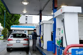 Menschen tanken ihre Fahrzeuge am 14. Mai 2022 an einer Tankstelle im Osten von Vancouver, als die Preise in Vancouver 2,28 $ für einen Liter Normalbenzin erreichten.