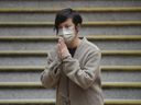 Die Hongkonger Aktivistin und Musikstar Denise Ho verbeugt sich, als sie am 30. Dezember 2021 nach mehr als 24 Stunden Haft aus der Western Police Station entlassen wird.
