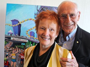 Achilles Track 和 Vancouver Sun Run 的创作者 Doug 和 Diane Clement 因其对 BC 体育的贡献而获得奖学金基金的认可。